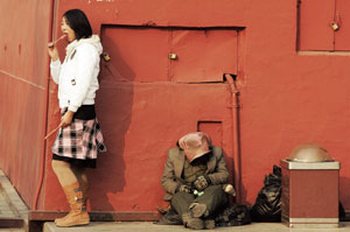 В Китае неуклонно увеличивается разница доходов бедных и богатых. Фото с epochtimes.com