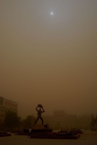Песчаная буря разразилась в Центральном Китае. Фоторепортаж