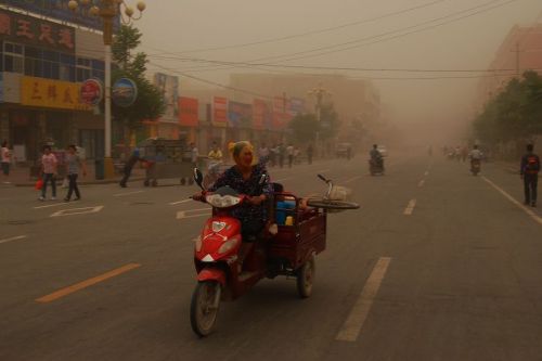 Песчаная буря разразилась в Центральном Китае. Фоторепортаж