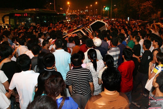 Дорожная авария вызвала многотысячный бунт в Китае. Фоторепортаж