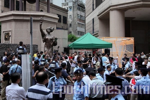 Власти Гонконга запретили выставлять на улице статую свободы. Фоторепортаж
