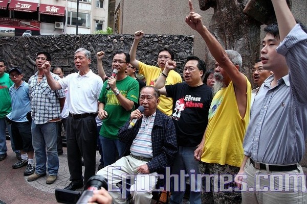 Власти Гонконга запретили выставлять на улице статую свободы. Фоторепортаж