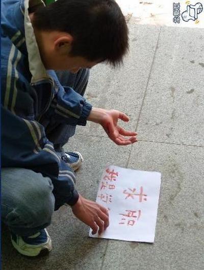 Китайский выпускник института в отчаянии кровью написал объявление о поиске работы. Фоторепортаж