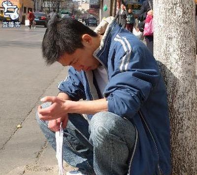 Китайский выпускник института в отчаянии кровью написал объявление о поиске работы. Фоторепортаж