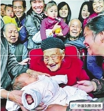 116-летняя Чэнь Айсян в кругу своих потомков. Фото с epochtimes.com