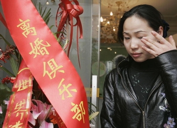 В Китае растёт число разводов. Фото: Photo by China Photos/Getty Images