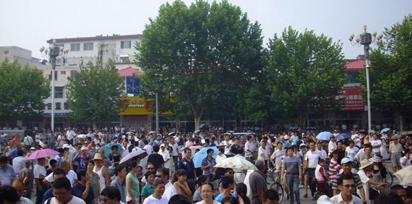 Забастовка сотрудников геологоразведочной компании. Провинция Хэнань. Август 2011 года. Фото с epochtimes.com
