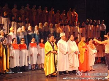 «Представители» пяти основных религий Китая (буддизм, даосизм, ислам, католицизм и протестантизм), одетые в свои религиозные одежды, на сцене вместе исполняют «красные песни». (Weibo.com)