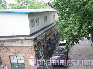 «Чёрные тюрьмы» могут располагаться в помещениях зданий и отдельных зданиях без вывесок. На фото здание «чёрной тюрьмы» в Пекине, на улице Юаньмэнь. Фото: The Epoch Times