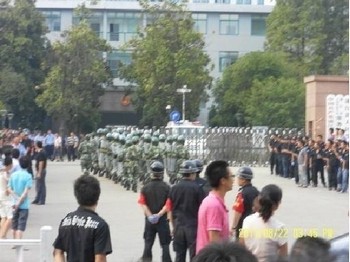 Протест против введения налога на электроэнергию. Уезд Пуцзян провинции Чжэцзян. Август 2011 год. Фото с  epochtimes.com