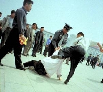 Полицейские в Китае заставляют последователей Фалуньгун кощунствовать