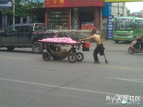 Погибший уличный торговец-инвалид со своей тележкой с фруктами. Провинция Гуйчжоу. Июль 2011 года. Фото с epochtimes.com