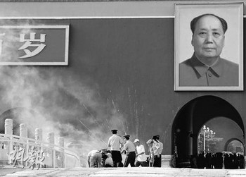 1 июля 2007 года неизвестный мужчина попытался поджечь портрет Мао Цзэдуна на площади Тяньаньмэнь. Фото с epochtimes.com