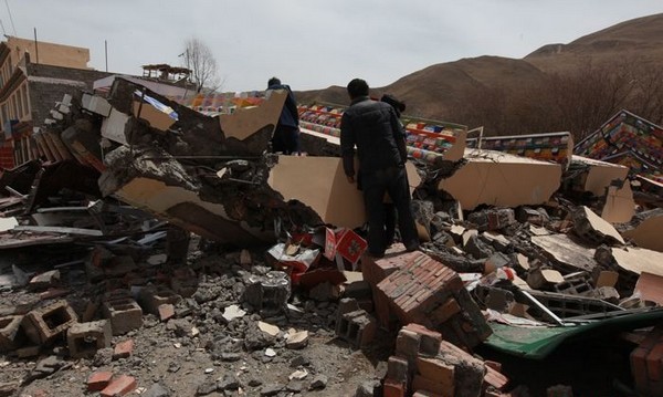 В Китае последствия землетрясения отягощаются искусственными факторами. Фотообзор