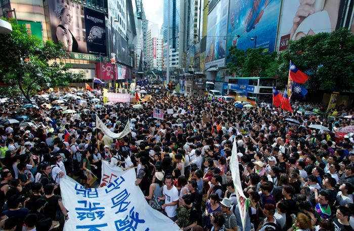 Массовые протесты в Гонконге против назначенного Китаем премьер-министра Лян Чжэньина. 1 июля 2012 г. Фото: Alex Ogle/AFP/GettyImages
