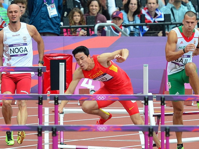 Лю Сян упал на предварительном мужском забеге на 110 метров с барьерами на Олимпийских играх в Лондоне 7 августа 2012 года. Фото: Gabriel Bouys/AFP/GettyImages
