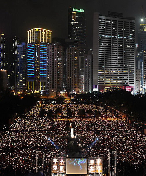 Тысячи людей приняли участие в акции с зажжёнными свечами в Гонконге 4 июня 2011 года в ознаменование 22 годовщины бойни на площади Тяньаньмэнь. Фото: Mike Clarke/Getty Images