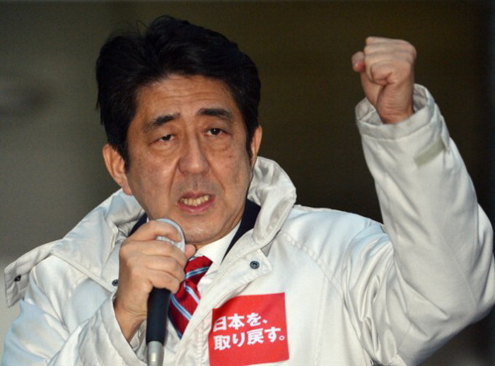 Лидер оппозиционной либерально-демократической партии Японии Синдзо Абэ выступает в поддержку кандидата от своей партии в городе Мацудо, декабрь 2012 года. Фото: Yoshikazu Tsuno/AFP/Getty Images