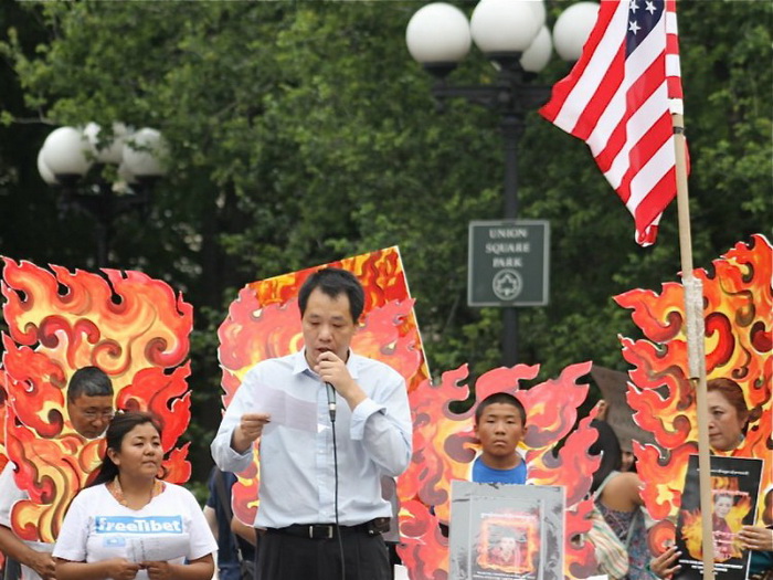 Тан Байцяо выступает на митинге в Нью-Йорке 30 июня, протестуя против коммунистического угнетения в Тибете. Фото предоставил Тан Байцяо