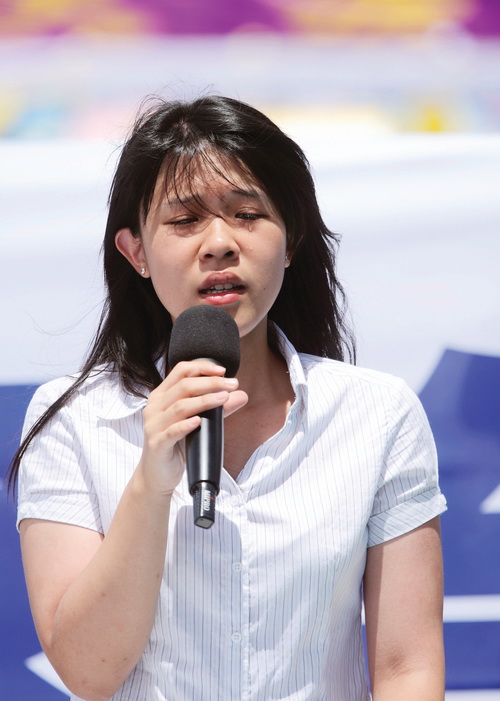 Чжун Ай, дочь Чжун Динбана, выступает 23 июля на акции. Фото: Великая Эпоха