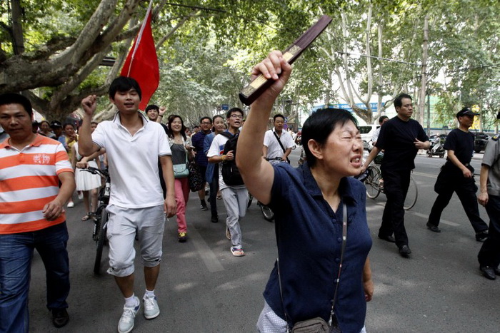 Демонстранты выкрикивают лозунги на митинге против претензий Японии на острова, известные как Сенкаку (в Японии) и Дяоюйтай (в Китае). Чжэнчжоу, Китай, 19 августа 2012 года. Фото: STR/AFP/GettyImages