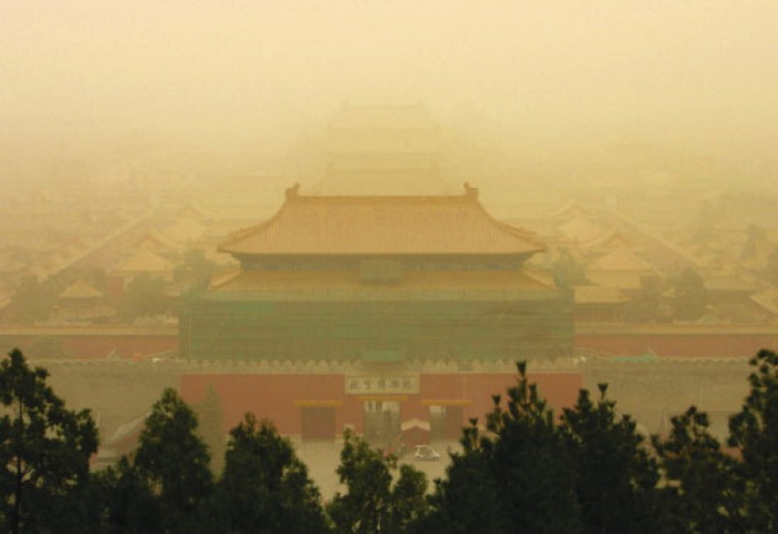 Знаменитый «Запретный город» Китая на фоне песчаной бури и смога в 2008 году. Фото: Getty Images