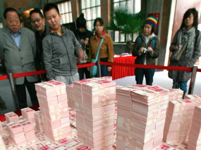 Макет центрального делового района Пекина, сделанный из юаней. Экономисты говорят, что чрезмерное печатание денег в Китае привело к инфляции, которую режим пытается скрыть. Фото: Teh Eng Koon/AFP/Getty Images