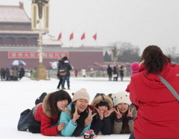 Первый снег на площади Тяньаньмэнь – «Врат Небесного Покоя». Фото: STR/AFP/Getty Images