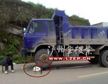 Сюн Маоке попал под грузовик, когда он шёл домой из детского сада. Фото с сайта theepochtimes.com