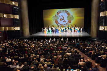 Филантроп Дэвид Кох восхищается Shen Yun в театре, носящем его имя