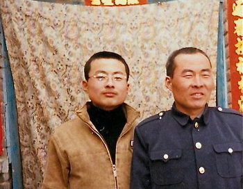 Ли Ланькуй (справа) перед арестом со своим сыном. Ли в настоящее время находится в трудовом лагере, его арестовали во время «чистки» в связи с приездом следующего главы КПК Си Цзиньпина и губернатора Айовы Терри Брэнстэда в провинцию Хэбэй. Фото: Minghui.org