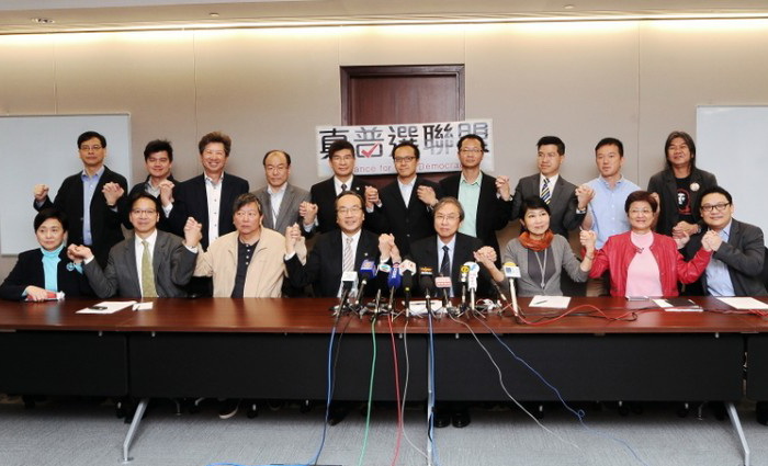 Депутаты Гонконга хотят добиться свободных выборов главы исполнительной власти