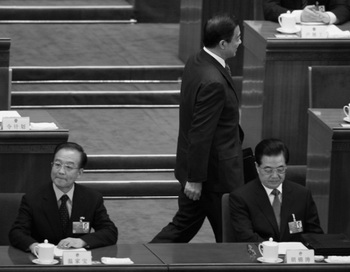 Глава горкома партии Чунцина Бо Силай (в центре) идёт рядом с китайским президентом Ху Цзиньтао (справа) и премьер-министром Вэнь Цзябао (слева) во время третьего пленарного заседания ежегодной сессии Национального народного конгресса, проходившего 9 марта 2012. 15 марта 2012 года Бо был снят Ху и Вэнем. Фото: Liu Jin/AFP/Getty Images