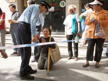Полиция не пускает женщину в больницу к китайскому активисту Чэнь Гуанчэну, Пекин, 5 мая. Фото: Ed Jones/AFP/GettyImages