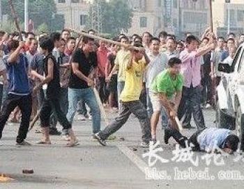 В провинции Гуанси часто возникают столкновения между полицией и крестьянами, протестующими против конфискации их земель. Фото: bbs.hebei.com