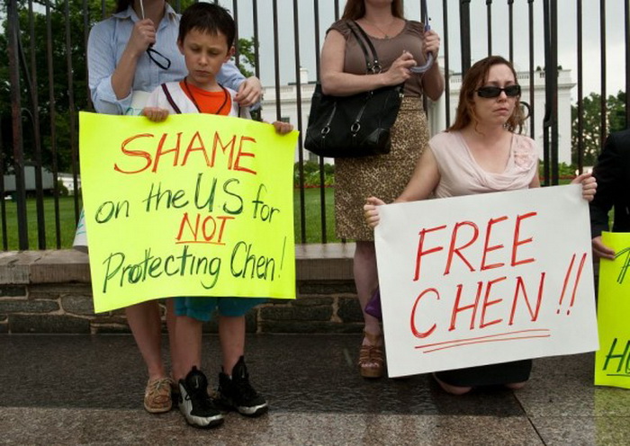 Протестующие требуют освобождения слепого китайского активиста Чэнь Гуанчэна, они держат плакаты и просят помощи перед Белым домом 4 мая. Фото: Nicholas Kamm/AFP/GettyImages