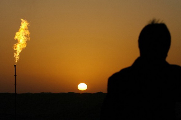 Восход солнца над нефтяными месторождениями Тачжуна в пустыне Такламакан в  китайской провинции  Синьцзян. Фото: Frederic J. Brown/AFP/Getty Images