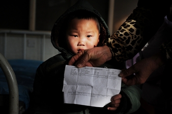 Сотни тысяч детей в Китае стали инвалидами из-за отравления свинцом