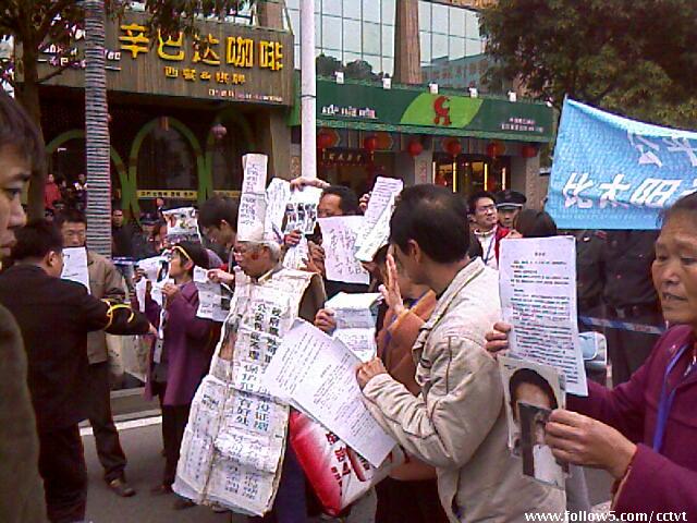 Тысячи китайских пользователей интернета протестуют против «несправедливого суда». Фоторепортаж