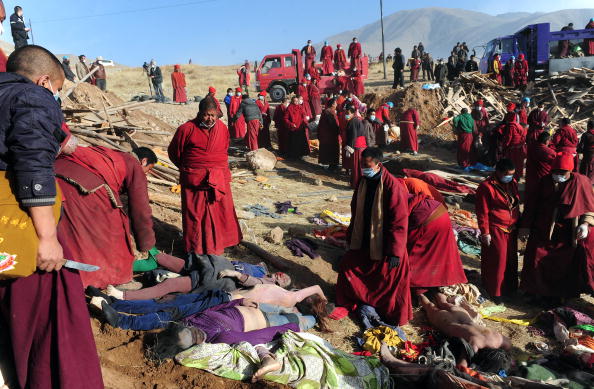 В Китае тибетские монахи кремировали жертв землетрясения. Фоторепортаж