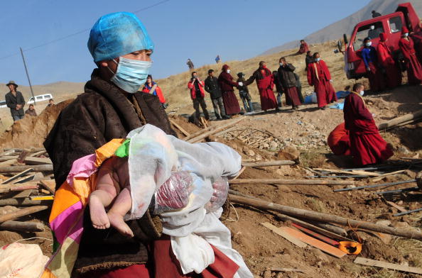 В Китае тибетские монахи кремировали жертв землетрясения. Фоторепортаж