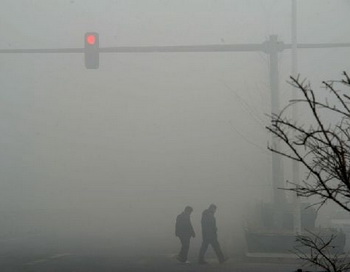 КНР: из-за густого смога аэропорт Пекина отменил более 200 рейсов