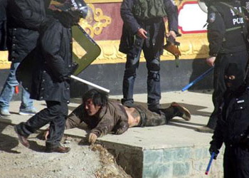 Тибет: полиция избивает митингующих. Фото сайта: savetibet.ru 