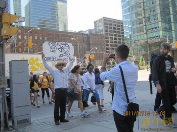 Сунь Уцзюнь протестует против беззаконий в Китае. Ванкувер, Канада. Июль 2011 год. Фото: kanzhongguo.com    