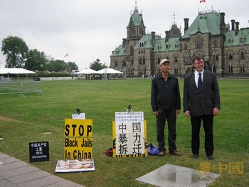 Несколько раз на акцию Суня приходил местный конгрессмен Роб Андрес, выражая ему свою поддержку. Ванкувер, Канада. Июль 2011 год.  Фото: kanzhongguo.com 