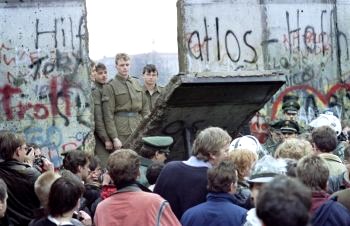 Кошмар компартии Китая: толпы западных берлинцев перед Берлинской стеной утром 11 ноября 1989 года. Они смотрят, как пограничники Восточной Германии сносят часть стены. С тех пор, как рухнул коммунизм в Восточной Европе и Советском Союзе, КПК пытается избежать подобной судьбы. Фото: Gerard Malie /AFP /Getty Images