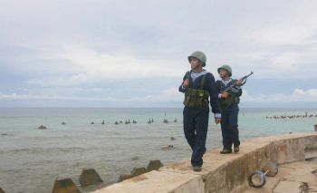 Вьетнамские военные патрулируют вдоль побережья острова Фан Винь архипелага Спартли. Фото: AFP /Getty Images