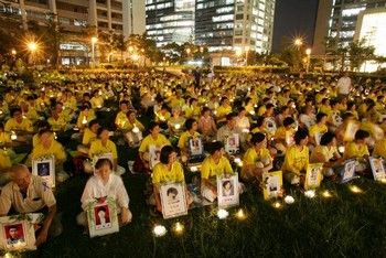 Акция со свечами в память погибших от репрессий учеников Фалуньгун. Тайвань. Фото: minghui.org