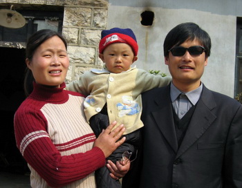 Слепой активист Чэнь Гуанчэн с женой и сыном Чэнь Кэжуем около дома в деревне Дуншигу на северо-востоке Китая в провинции Шаньдун. Согласно некоммерческой организации по правам человека ChinaAid, Чэнь находится под защитой США в Китае. Фото: STR/AFP/Getty Images