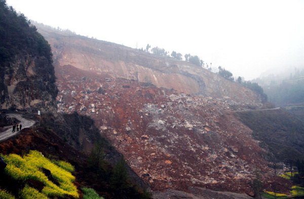 С холмов гор сошло около 2 млн. кубометров песка и камней на деревню Уцюань. Фото: China Foto Press / Getty Images